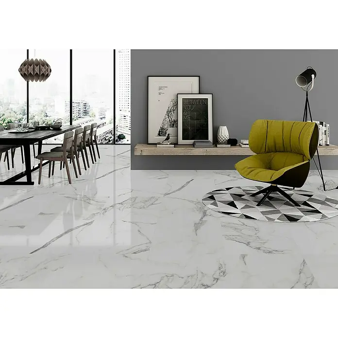 Pavimento cerámico Palatina - 45 x 45 cm, Blanco Carrara, Resplandeciente - Un interior moderno exhibe baldosas brillantes con estampado de mármol, que añaden elegancia y estilo a la habitación.