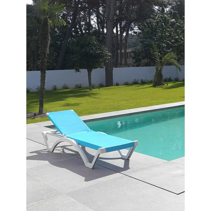Tumbona de jardín Mykonos - 74 x 190 x 36 cm, Azul, Plástico, Respaldo regulable - Tumbona azul de plástico junto a la piscina, ideal para relajarse y disfrutar del sol en los días cálidos en el jardín.