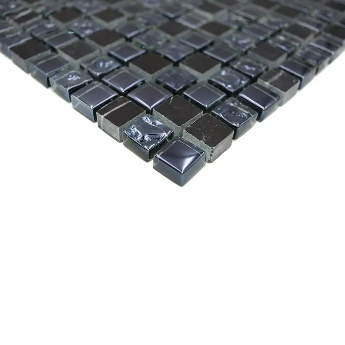 Mosaikfliese Quadrat Mix XCM M860 - 30,5 x 32,2 cm, Schwarz, Glänzend - Nahaufnahme eines Musters aus kleinen schwarzen Mosaikfliesen. Die quadratischen Fliesen reflektieren das Licht und verleihen der Oberfläche Tiefe.