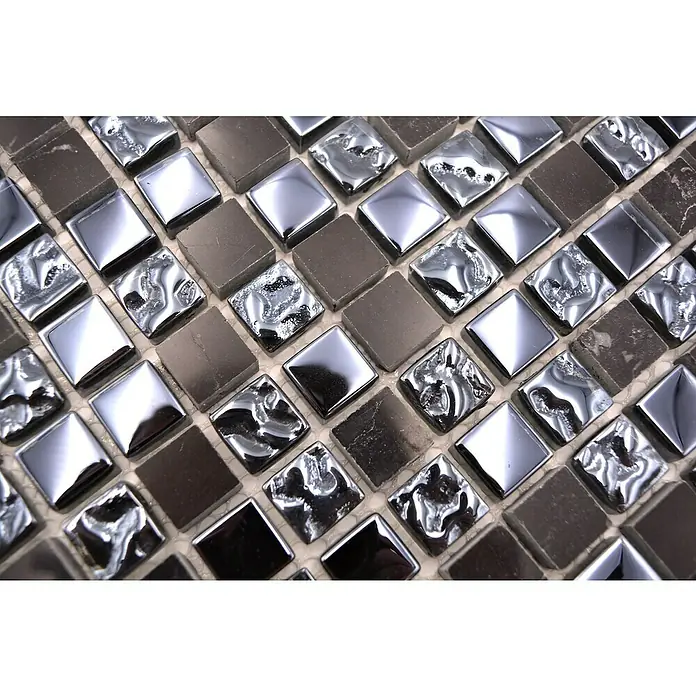 Mosaikfliese Quadrat Mix XCM M860 - 30,5 x 32,2 cm, Schwarz, Glänzend - Nahaufnahme eines Musters aus quadratischen Mosaikfliesen in Silber und Braun. Die Fliesen schimmern und haben eine glänzende Oberfläche.