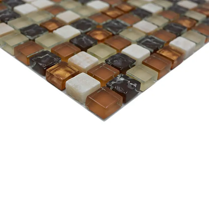 Mosaikfliese Quadrat Crystal Mix XCM M830 - 30,5 x 32,2 cm, Beige/Braun, Glänzend - Nahaufnahme von braunen und weißen Glasmosaikfliesen mit quadratischer Form, die sich ideal für Wand- und Bodendekorationen eignen.