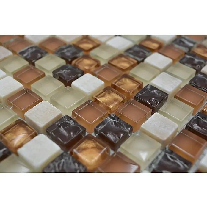 Mosaikfliese Quadrat Crystal Mix XCM M830 - 30,5 x 32,2 cm, Beige/Braun, Glänzend - Nahaufnahme von quadratischen Mosaikfliesen in Weiß-, Braun- und Goldtönen, die eine elegante und moderne Oberfläche für jeden Raum schaffen.