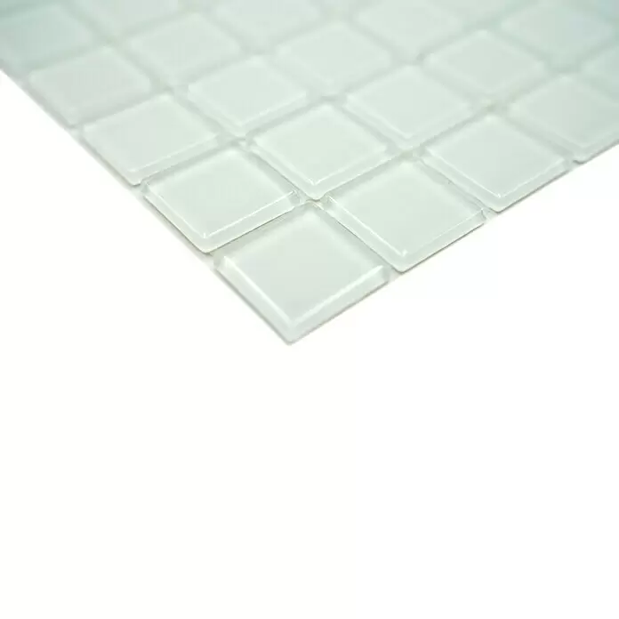 Mosaikfliese Quadrat Crystal Uni CM 4040 - 32,7 x 30,2 cm, Weiß, Glänzend - Nahaufnahme von weißen quadratischen Glasmosaikfliesen, diagonal angeordnet.