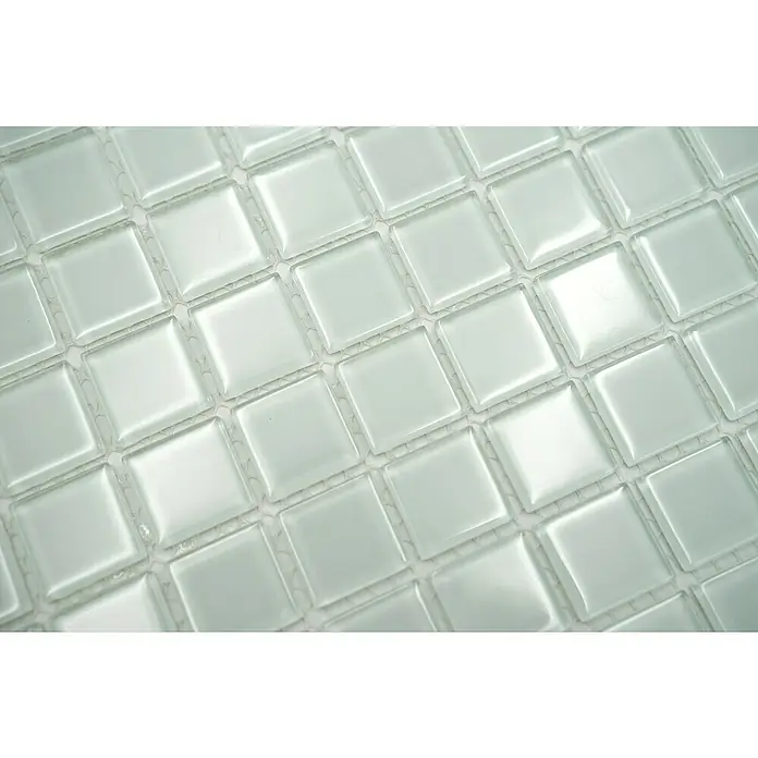 Mosaikfliese Quadrat Crystal Uni CM 4040 - 32,7 x 30,2 cm, Weiß, Glänzend - Nahaufnahme von quadratischen, durchscheinenden Glasmosaikfliesen mit abgerundeten Kanten, die ein elegantes und modernes Design zeigen.