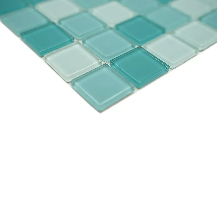 Mosaikfliese Quadrat Crystal Mix CM 4114 - 32,7 x 30,2 cm, Grün, Glänzend - Nahaufnahme eines Musters aus türkisfarbenen und weißen Glasmosaikfliesen.
