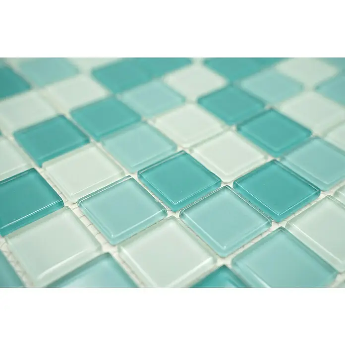 Mosaikfliese Quadrat Crystal Mix CM 4114 - 32,7 x 30,2 cm, Grün, Glänzend - Nahaufnahme von hellblauen und weißen quadratischen Glasmosaikfliesen, die ein frisches und modernes Design für Badezimmer oder Küchenrückwände bieten.