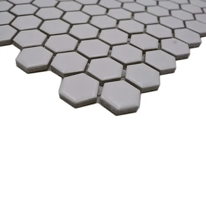 Mosaikfliese Hexagon Uni HX 055 - 26 x 30 cm, Weiß, Matt - Nahaufnahme von grauen Sechseckfliesen, die ein modernes und stilvolles Muster für Boden- oder Wandbeläge bilden.