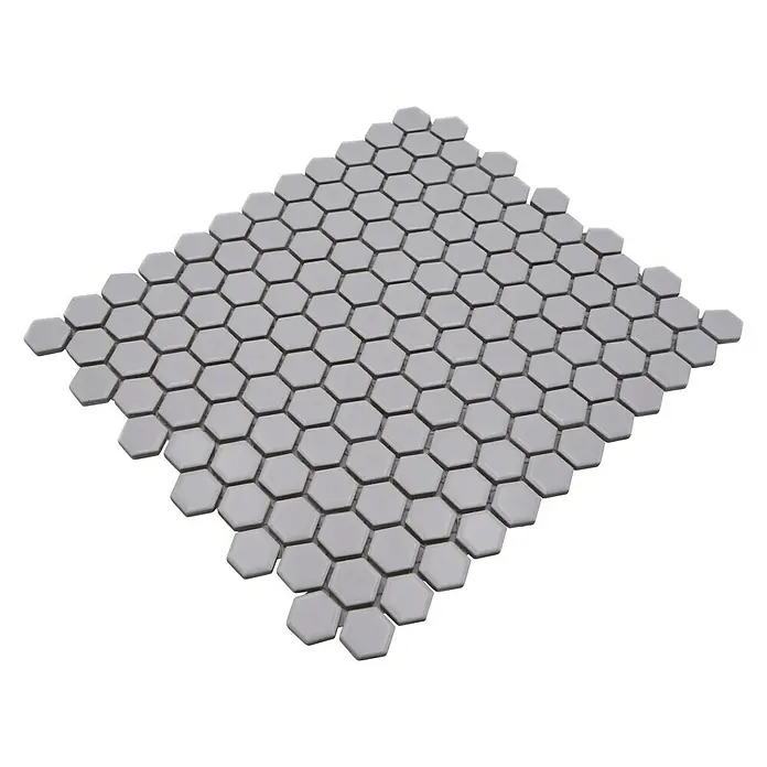 Mosaikfliese Hexagon Uni HX 055 - 26 x 30 cm, Weiß, Matt - Nahaufnahme eines Musters aus grauen Sechseckfliesen, die ein modernes und stilvolles Design für jeden Raum bieten.