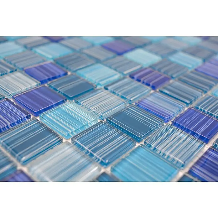 Mosaikfliese Quadrat Crystal CM 4285 - 32,7 x 30,2 cm, Blau, Glänzend - Nahaufnahme von schimmernden blauen Glasmosaikfliesen, die ein beruhigendes und stilvolles Ambiente für jeden Raum schaffen.