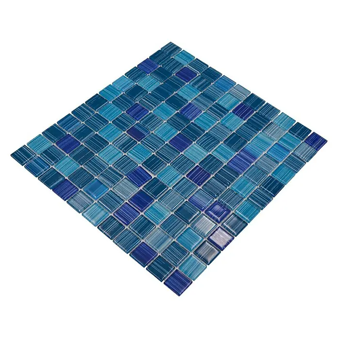 Mosaikfliese Quadrat Crystal CM 4285 - 32,7 x 30,2 cm, Blau, Glänzend - Nahaufnahme eines quadratischen Mosaiks mit verschiedenen Blautönen, ideal für die Gestaltung von Badezimmern und Küchen.