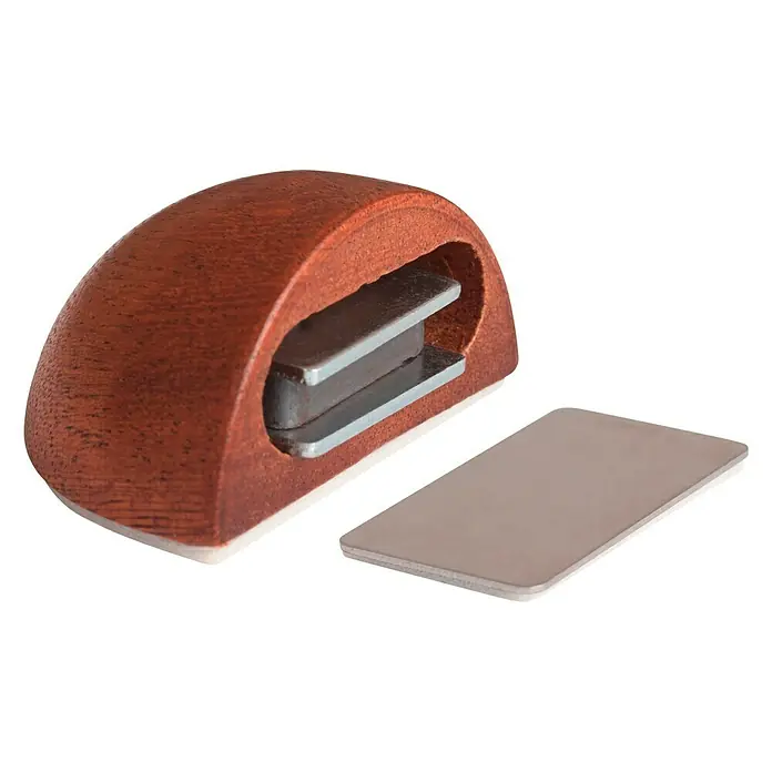 Bodentürstopper Magnet - B x H: 49 x 38 mm, Eiche - Nahaufnahme eines magnetischen Türstoppers aus Holz mit einer Metallplatte auf einem schwarzen Hintergrund.