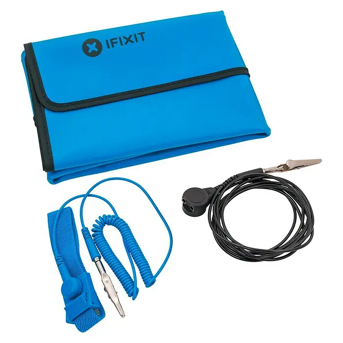 iFixit Antistatik-Matte - 60 x 60 cm, 3 -tlg. - Ein iFixit Antistatik-Matten-Set mit einer blauen Antistatikmatte, einem Erdungskabel und einem Armband, um elektronische Geräte sicher zu reparieren.
