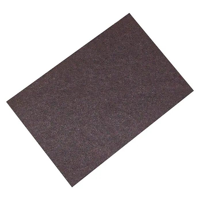 Heka Schleifvlies - 210 x 150 mm, Fein - Ein rechteckiges Stück Schleifpapier in Braun mit einer groben Textur, isoliert auf einem schwarzen Hintergrund.