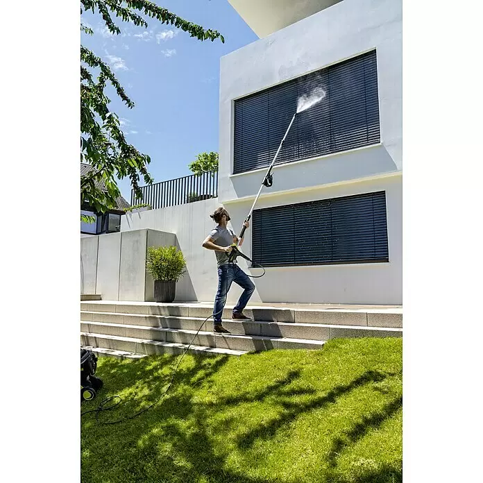 Kärcher Teleskop-Strahlrohr TLA 4 - Passend für: Kärcher Hochdruckreiniger K2 - K7 - Mann reinigt Fensterläden mit gelb-schwarzem Hochdruckreiniger und langer, ausziehbarer Lanze.