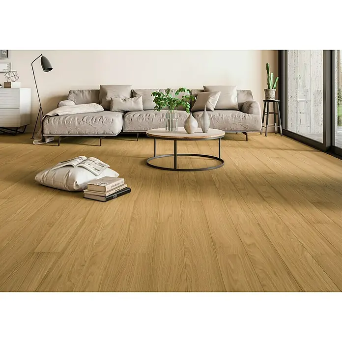 Rodapié roble natural/rústico - 2,4 m x 70 mm x 15 mm - Luminoso salón con un acogedor suelo de madera que irradia calidez y naturalidad, complementado con muebles elegantes.