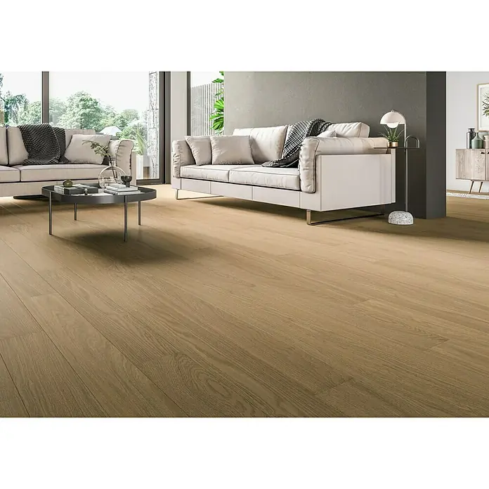 Parquet fusión roble gris claro - 1.200 x 145 x 8 mm - Salón luminoso con suelo de madera. El suelo de madera clara añade un ambiente cálido y acogedor al espacio.