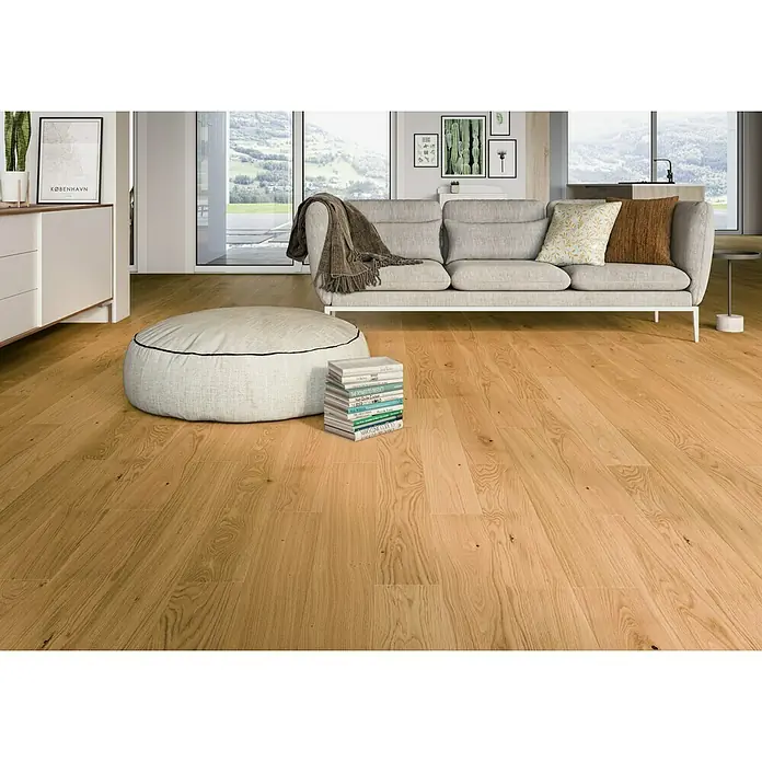 Parquet compact roble natural - 1.200 x 145 x 10 mm - Salón luminoso con suelo de parqué dorado que crea un ambiente cálido y acogedor. La veta de la madera es bien visible.