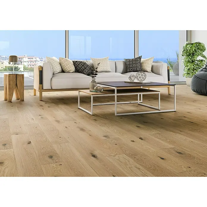 Parquet compact roble blanco - 1.200 x 145 x 10 mm - Elegante sala de estar con suelo de madera clara, un sofá elegante y una mesa de centro moderna que crea un ambiente cálido y acogedor.