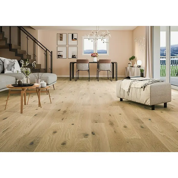 Parquet large roble blanco premium - 1.200 x 145 x 14 mm - Interior acogedor con suelo de madera clara, que aporta calidez y naturalidad a la habitación y crea un ambiente agradable.