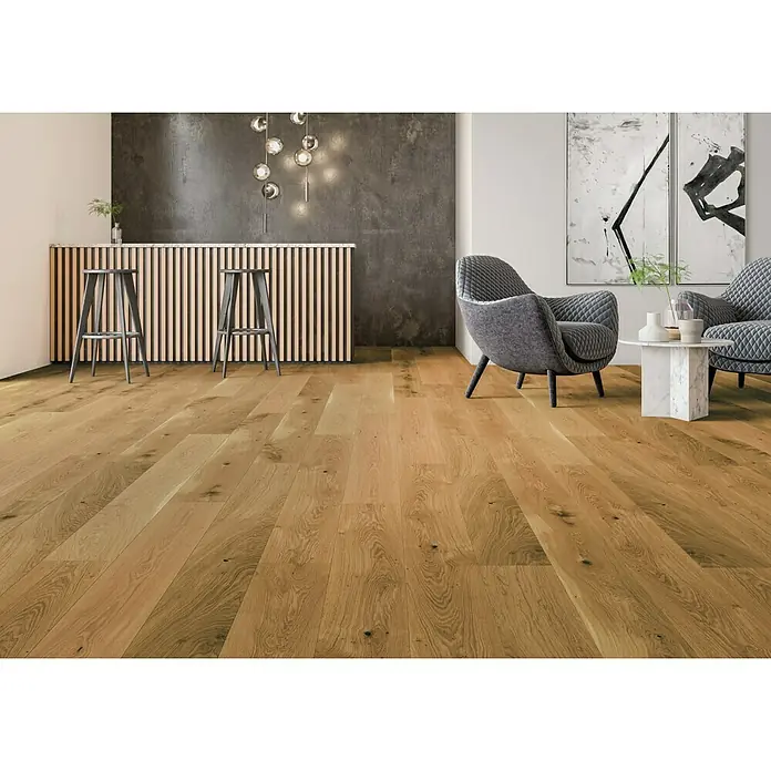 Parquet large roble natural - 1.980 x 198 x 14 mm - Vista de una habitación con suelos de madera, taburetes de bar y sillones. El suelo de madera confiere a la habitación un ambiente cálido y acogedor.