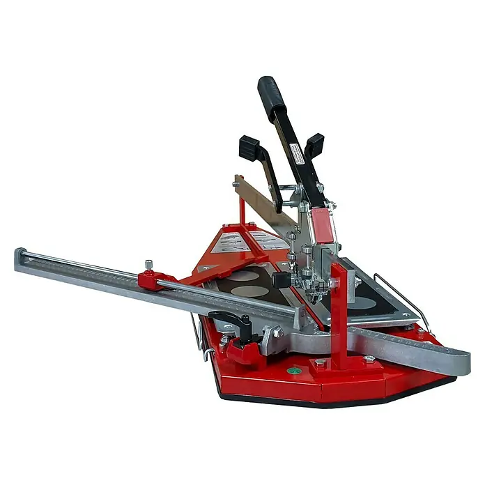 Heka Handfliesenschneider MaxiCut - Max. Schnittlänge: 850 mm, Max. Fliesenstärke: 18 mm - Eine Fliesenschneidmaschine mit roter Basis und schwarzem Griff. Das Gerät ist für präzise Schnitte konzipiert.