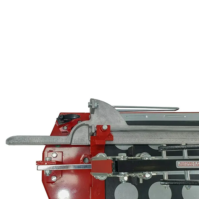 Heka Handfliesenschneider MaxiCut - Max. Schnittlänge: 850 mm, Max. Fliesenstärke: 18 mm - Detailaufnahme einer Fliesenschneidmaschine mit roter Basis und silbernen Führungsschienen, ideal zum präzisen Zuschneiden von Fliesen.