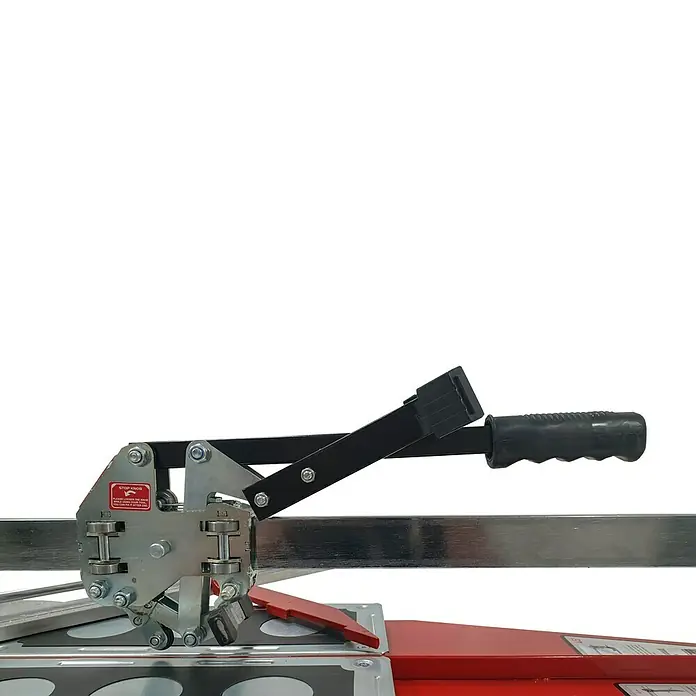 Heka Handfliesenschneider MaxiCut - Max. Schnittlänge: 850 mm, Max. Fliesenstärke: 18 mm - Nahaufnahme einer Fliesenschneidemaschine mit schwarzem Griff, die für präzise Schnitte in Fliesen und Keramik entwickelt wurde.