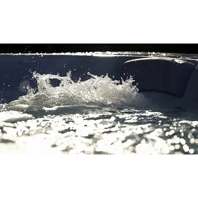Camargue Außen-Whirlpool Havana 2 - 200 x 200 x 91 cm, Grau/Weiß, Max. Personenzahl: 6 - Detailaufnahme einer sprudelnden Whirlpool-Oberfläche mit Lichtreflexionen, die für Entspannung sorgt.