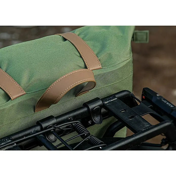 Gepäckträgertasche Retro - Volumen: 25 l, Grün, Tragegriff - Nahaufnahme einer grünen Tasche mit braunen Ledergriffen, die an einem schwarzen Fahrradträger befestigt ist.