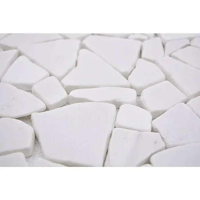 Mosaikfliese Uni CIOT 206 - 31,5 x 31,5 cm, Weiß, Matt - Nahaufnahme eines Mosaiks aus weißen, unregelmäßig geformten Keramikfliesen. Ideal für moderne Bad- und Küchengestaltungen mit besonderer Note.