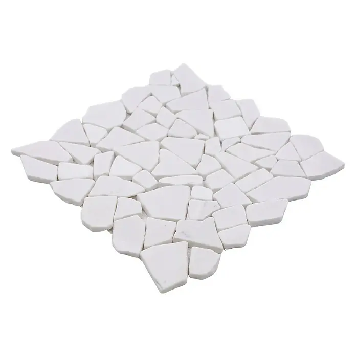 Mosaikfliese Uni CIOT 206 - 31,5 x 31,5 cm, Weiß, Matt - Nahaufnahme eines weißen, unregelmäßigen Mosaikfliesenmusters auf schwarzem Hintergrund. Ideal für kreative Wand- oder Bodengestaltungen.