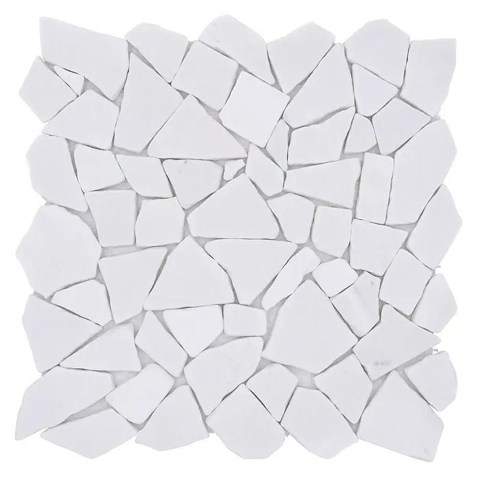 Mosaikfliese Uni CIOT 206 - 31,5 x 31,5 cm, Weiß, Matt - Nahaufnahme eines Mosaikfliesenstücks, das aus unregelmäßig geformten, weißen Marmorstücken besteht und ein einzigartiges, modernes Design bietet.