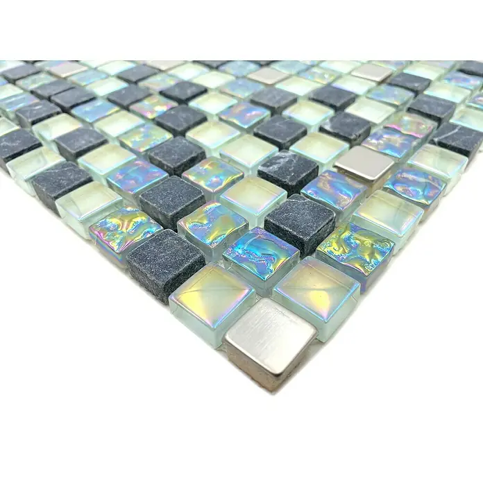 Mosaikfliese Crystal Mix XCM M840 - 30,5 x 32,2 cm, Grau, Glänzend - Nahaufnahme einer quadratischen Mosaikfliese mit verschiedenen Farben und Texturen, ideal für moderne Innenräume.