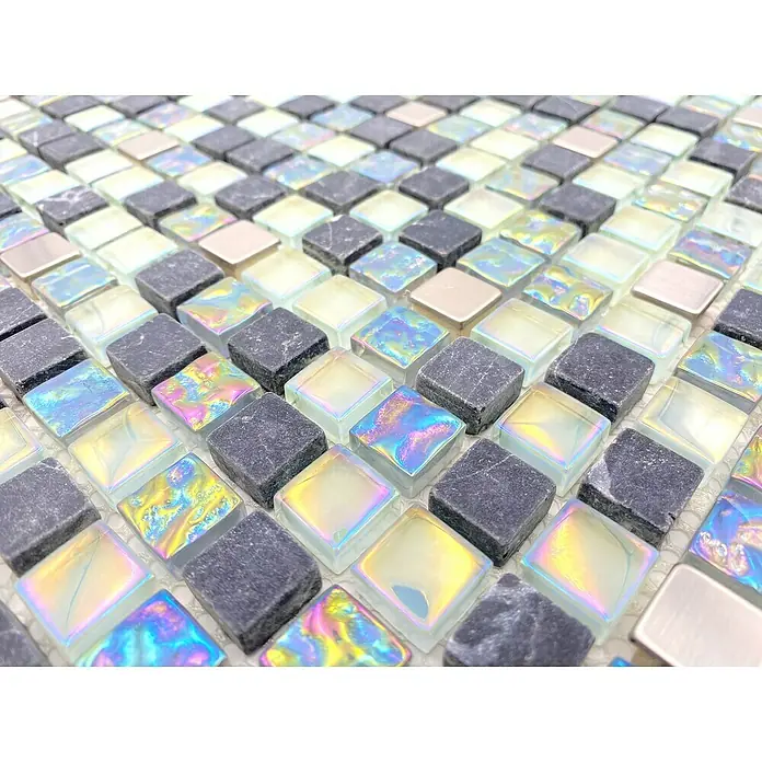 Mosaikfliese Crystal Mix XCM M840 - 30,5 x 32,2 cm, Grau, Glänzend - Nahaufnahme von quadratischen Mosaikfliesen in Schwarz, Weiß und schillernden Farben, die ein modernes und stilvolles Design zeigen.
