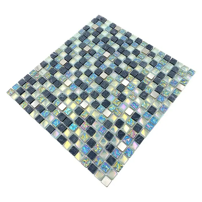 Mosaikfliese Crystal Mix XCM M840 - 30,5 x 32,2 cm, Grau, Glänzend - Nahaufnahme eines Mosaikfliesenmusters in Schwarz, Weiß und schillernden Farben, das ein quadratisches Design für dekorative Oberflächen zeigt.