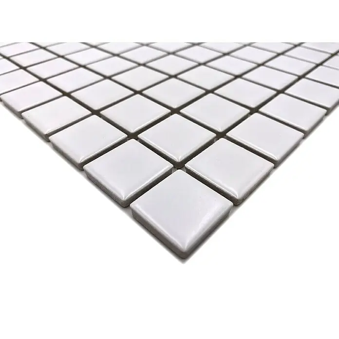 Mosaikfliese Quadrat Uni B 140 - 32,6 x 30 cm, Weiß, Matt - Nahaufnahme von weißen Mosaikfliesen, die ein elegantes und modernes Design für Badezimmer oder Küchenrückwände bieten.