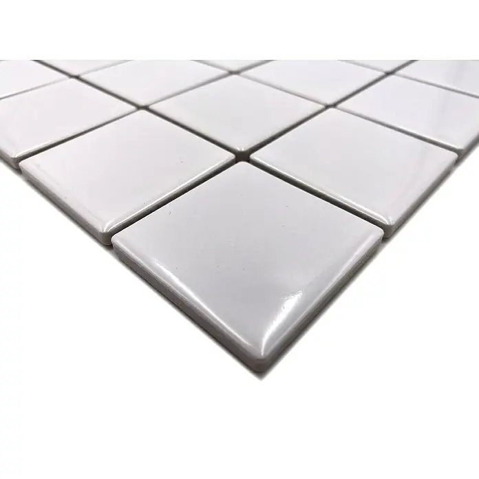 Mosaikfliese Quadrat Uni CD 102 - 29,8 x 29,8 cm, Weiß, Glänzend - Nahaufnahme von glänzenden, quadratischen, weißen Keramikmosaikfliesen, die ein modernes und sauberes Designelement für jeden Raum bieten.