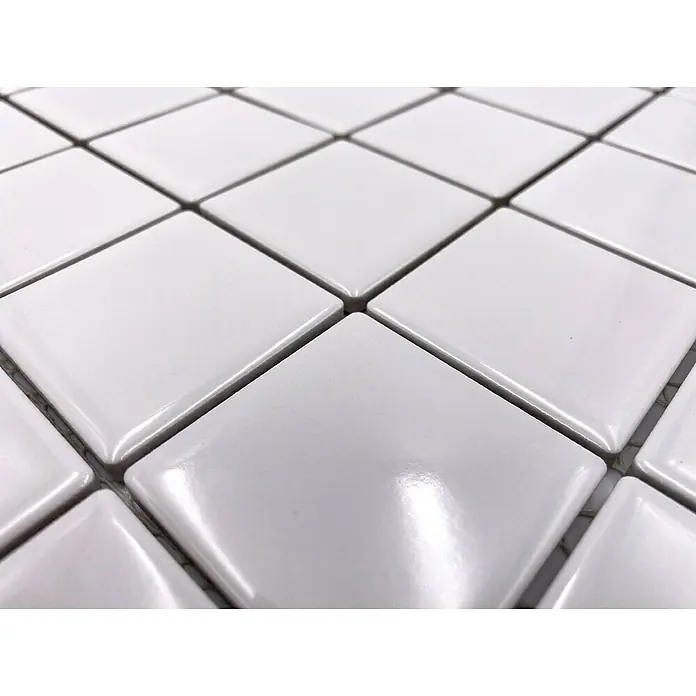 Mosaikfliese Quadrat Uni CD 102 - 29,8 x 29,8 cm, Weiß, Glänzend - Nahaufnahme von weißen quadratischen Keramikfliesen, die ein elegantes und sauberes Design für jeden Raum bieten.