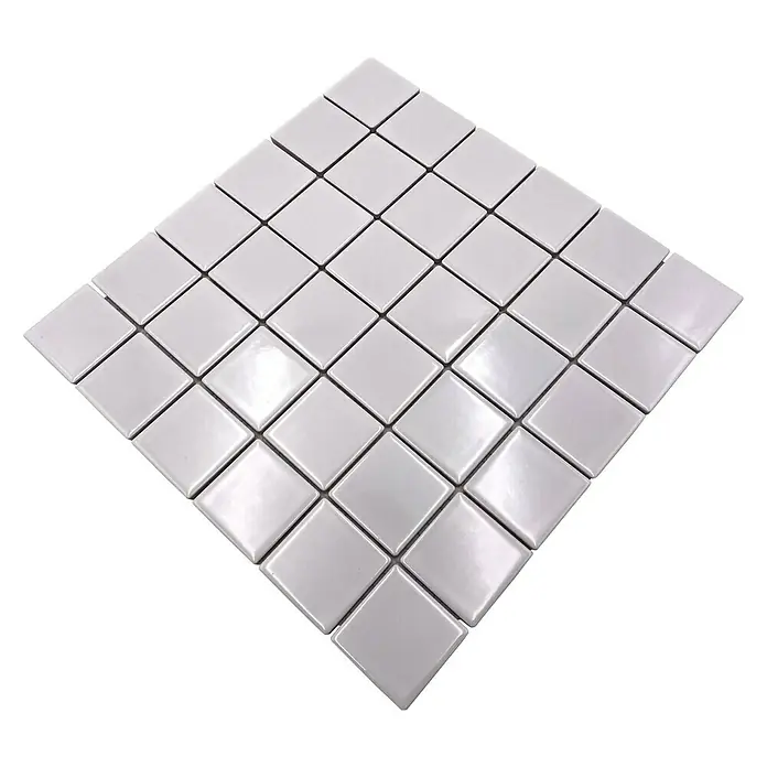 Mosaikfliese Quadrat Uni CD 102 - 29,8 x 29,8 cm, Weiß, Glänzend - Quadratische, glänzende, weiße Mosaikfliesen auf schwarzem Hintergrund, ideal für Bad, Küche & zur stilvollen Wandgestaltung.