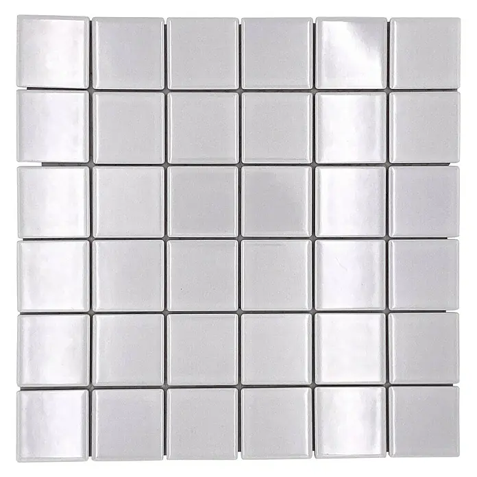 Mosaikfliese Quadrat Uni CD 102 - 29,8 x 29,8 cm, Weiß, Glänzend - Nahaufnahme von weißen quadratischen Mosaikfliesen mit glänzender Oberfläche. Ideal für Badezimmer- und Küchengestaltung.