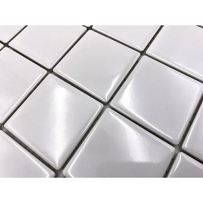 Mosaikfliese Quadrat Uni CD 102 - 29,8 x 29,8 cm, Weiß, Glänzend - Nahaufnahme der glänzenden, weißen quadratischen Keramikfliesen, die ein sauberes und modernes Design für jeden Raum bieten.