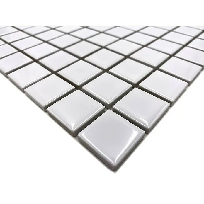Mosaikfliese Quadrat Uni B 100 - 32,6 x 30 cm, Weiß, Glänzend - Nahaufnahme von glänzenden weißen quadratischen Keramikfliesen, die ein elegantes und sauberes Design für Badezimmer oder Küchen bieten.