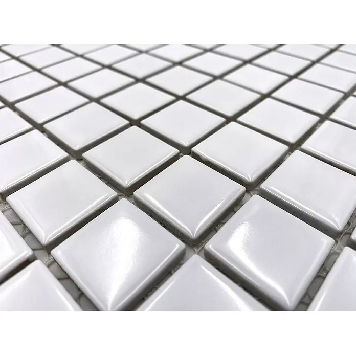 Mosaikfliese Quadrat Uni B 100 - 32,6 x 30 cm, Weiß, Glänzend - Nahaufnahme eines Mosaiks aus glänzenden, weißen Keramikfliesen, die in einem Rautenmuster angeordnet sind. Ideal für Küchen- und Badgestaltung.