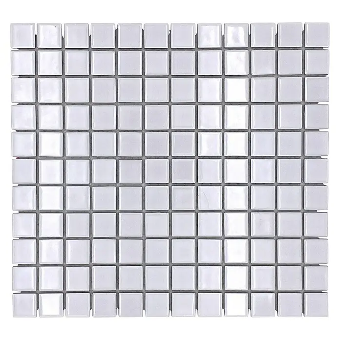Mosaikfliese Quadrat Uni B 100 - 32,6 x 30 cm, Weiß, Glänzend - Nahaufnahme eines Musters aus glänzenden, weißen Mosaikfliesen, ideal für moderne Bad- und Küchengestaltungen. Die hellen Fliesen reflektieren das Licht.