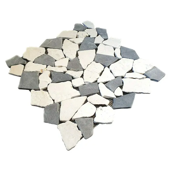 Mosaikfliese Mix CIOT 30/110 - 30,5 x 30,5 cm, Weiß/Schwarz, Matt - Nahaufnahme eines Mosaiks aus unregelmäßigen weißen und grauen Steinen auf einem schwarzen Hintergrund. Das Muster erzeugt eine interessante Textur.
