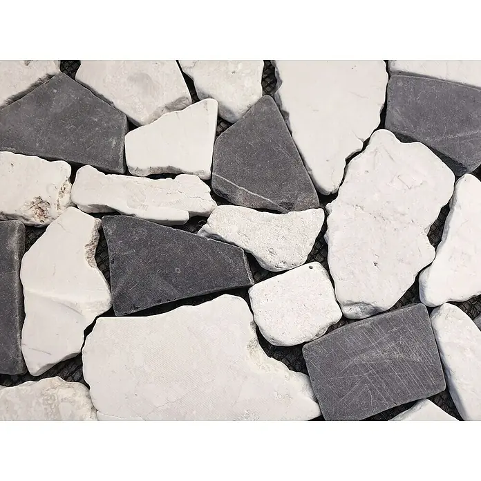 Mosaikfliese Mix CIOT 30/110 - 30,5 x 30,5 cm, Weiß/Schwarz, Matt - Nahaufnahme von grauen und weißen Marmorfliesen, die ein Mosaikmuster für Badezimmer- und Küchendekorationen bilden.