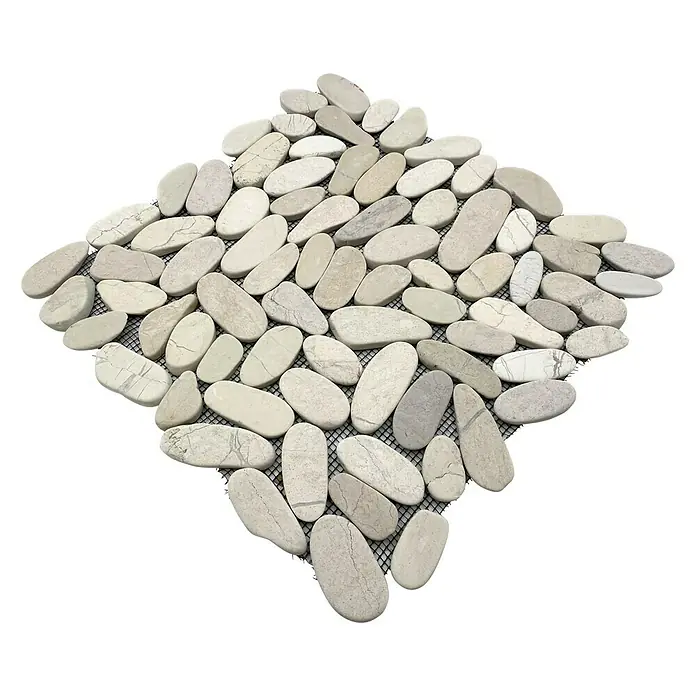 Mosaikfliese Kiesel Uni XKS IN14 - 30,5 x 30,5 cm, Weiß, Matt - Bild einer quadratischen Matte mit beigen Kieselsteinen auf einem schwarzen Netz.