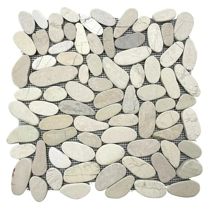 Mosaikfliese Kiesel Uni XKS IN14 - 30,5 x 30,5 cm, Weiß, Matt - Nahaufnahme eines Mosaikfliesenprodukts mit glatten, beigen Kieselsteinen auf einem dunklen Netz, ideal für Badezimmerböden und -wände.