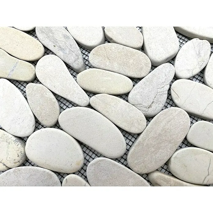 Mosaikfliese Kiesel Uni XKS IN14 - 30,5 x 30,5 cm, Weiß, Matt - Nahaufnahme von Flusskiesel-Fliesen in verschiedenen Größen und Formen auf einem schwarzen Netzträger, ideal für Badezimmerböden oder Wandverkleidungen.
