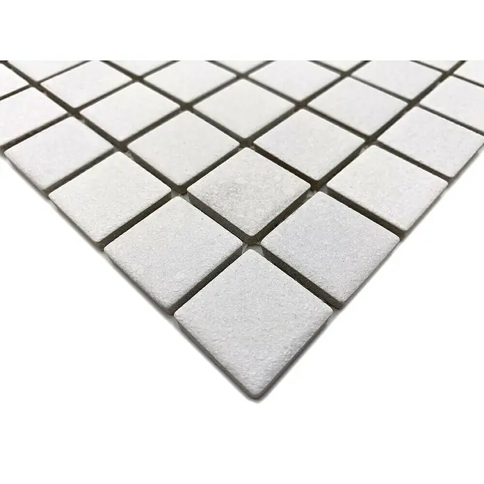 Mosaikfliese Quadrat Uni AT101 - 32,6 x 30 cm, Weiß, Matt - Nahaufnahme eines Musters aus weißen, quadratischen Mosaikfliesen mit leicht rauer Oberfläche.